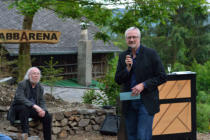 Organisator Thomas Molsberger (r.) bei der Eröffnungsrede. Links der Betzdorfer Künstler Helmut Riekel.