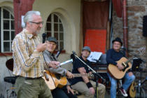 The Cuters in Freusburg: Über'n-Berg-Organisator Thomas Molsberger begrüßt Karl-Heinz Dentler, Peter "Piwi" Wenzel und Klaus Wittig