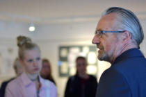 Über'n-Berg-Organisator Thomas Molsberger  bei der Ausstellung "Epochen – Junge Kunst aus dem Freiherr-vom-Stein-Gymnasium" in Freusburg