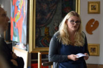 Maria Kulikov führt durch die Ausstellung im Atelier in Freusburg