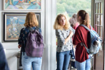 Besucher im Atelier Jevgenij Kulikov in Freusburg