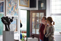 Besucher im Atelier Jevgenij Kulikov in Freusburg