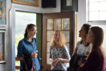 Besucher im Atelier Jevgenij Kulikov in Freusburg