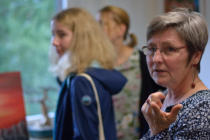 Angelika Brenner in ihrem Atelier mit Besuchern