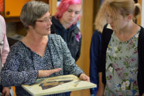 Angelika Brenner in ihrem Atelier mit Besuchern