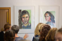 Angelika Brenner in ihrem Atelier mit Besuchern
