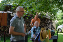 Thomas Molsberger, Vorsitzender des Fördervereins Freusburg, begrüßt "Die Zwei"