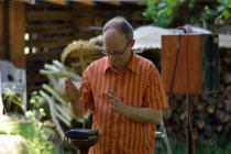 Silbermann bespielt berührungsfrei das 1920 erfundene Theremin, ein elektronisches Musikinstrument