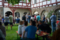 Publikum im Schlossgarten am Café auf der Burg