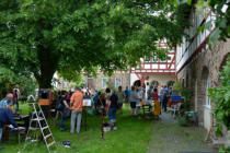 Publikum im Schlossgarten am Café auf der Burg