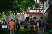 Publikum im Schlossgarten am Café auf der Burg