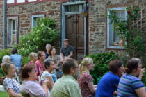 Publikum im Schlossgarten am Café auf der Burg