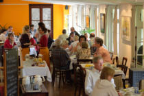 Gäste des Künstlerbrunches im Café auf der Burg, Freusburg