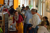 Gäste des Künstlerbrunches im Café auf der Burg, Freusburg
