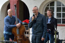 Thomas Molsberger  (Mitte), Vorsitzender der Stiftung Kultur im Kreis AK, begrüßt die Combo Viato
