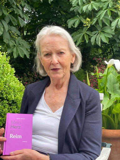 Sabine Heinke mit ihrem Buch "Mein Herz so Reim"