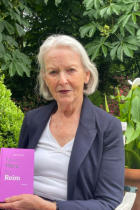 Sabine Heinke mit ihrem Buch "Mein Herz so Reim"